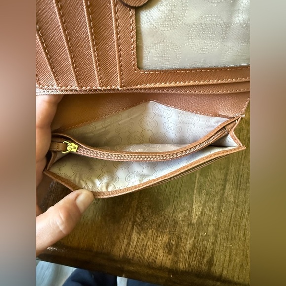 👜 Michael Kors Bi-Fold Wallet - Picture 5 of 6